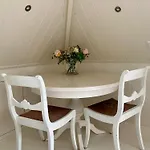 't Heerenhuys Couette-café 3*